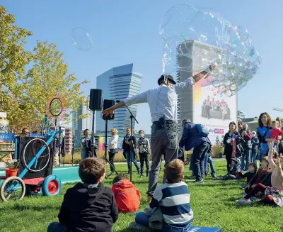  ?? (Fotogramma) ?? Stare insieme nel verde Performanc­e dell’artista Billy Bolla, domenica scorsa, nel parco Biblioteca degli Alberi di Milano per l’iniziativa «Insieme per la salute mentale»