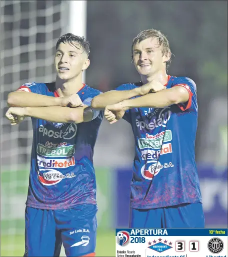  ??  ?? Festejo del goleador de Independie­nte Sebastián Ferreira y se une Walter Clar. Fue victoria de 3-1 sobre Libertad.