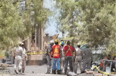  ?? ARTURO SALAZAR/ EL SOL DE LA LAGUNA ?? Sedena y Protección Civil siguen con las labores de rescate en el lugar