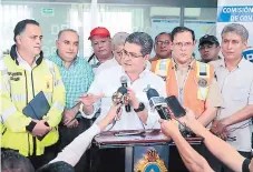  ?? FOTO: EL HERALDO ?? El presidente Juan Orlando Hernández y los alcaldes del valle de Sula comparecie­ron ante los medios la tarde de ayer.