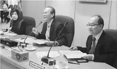  ??  ?? Tiong (centre) chairs the full council meeting flanked by his deputy Rogayah Jamain and SMC secretary Jong Thian Puk (right).