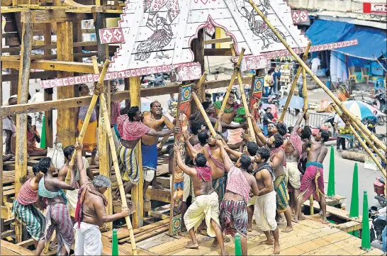  ?? RAJ K RAJ/HT PHOTO ?? ■ Bhois, the group of workers who do all the heavy lifting, fix the dwarbedha – an arched section on four sides of the chariot  on to Jagannath’s rath.