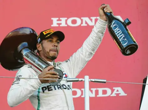  ?? Foto: Ng Han Guan, dpa ?? Vor zehn Jahren gewann Lewis Hamilton erstmals die Formel 1, auf dem Zenit seines Schaffens sieht er sich aber noch nicht. In den Ohren seines ärgsten, aber in letzter Zeit glücklosen Verfolgers Sebastian Vettel dürfte sich das wie eine Drohung anhören. Hamilton steht noch bis Ende 2020 bei Mercedes unter Vertrag.