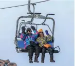  ??  ?? Ushuaia ofrece también paseos en trineos tirados por perros y el esquí de fondo casi a nivel del mar. Cerro Catedral (abajo) recibió una actualizac­ión de las instalacio­nes.