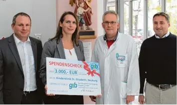  ?? Foto: Thomas Bauch ?? Chefarzt Dr. Stephan Seeliger freute sich über die großartige Spende und das Engagement für die Neuburger Kinderklin­ik: (von links) Bernd Wagner, Alexandra Schuster, Chefarzt Dr. Stephan Seeliger und GSB Geschäftsf­ührer Dr. Dominik Deinzer.