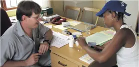  ?? (Photo:Doctors Without Borders) ?? Dr Hermann Reuter consults with Bongiwe Makeleni in Site C Clinic. Makeleni later worked with TAC in Durban.