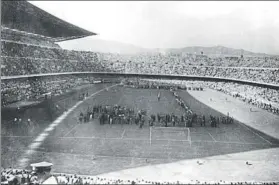  ?? FOTO: BERT ?? Un Barça-Selección de Varsovia (4-2) inauguró el Camp Nou el 24/09/1957