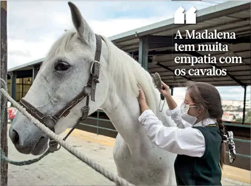  ??  ?? Madalena Pitta prepara a égua que a acompanha nesta aventura antes de entrar no Picadeiro da Academia Equestre João Cardiga