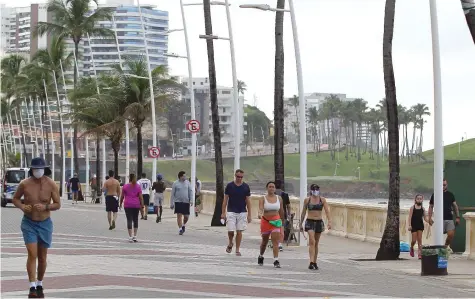  ?? ARISSON MARINHO ?? Mesmo com a pandemia de covid-19, na orla da Barra o fluxo de pessoas foi grande ontem, sendo muitas delas sem máscara