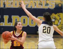  ?? RANDY MEYERS — FOR THE MORNING JOURNAL ?? Arianna Negron of Avon Lake is defended at the point by Mia Kalich of Olmsted Falls during the third quarter Jan. 18.