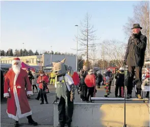  ?? FOTO: ELIN LINDBERG ?? ■ Kommundire­ktör Mikael Grannas, Jultomten och Sibbovarge­n hälsade alla besökare välkomna.