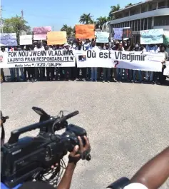  ??  ?? Haitian reporters and others march through the streets of Port-au-Prince. — AFP photo