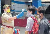  ?? PRAMOD THAKUR/HT ?? Migrants being screened before boarding a special train to Gorakhpur in Uttar Pradesh from Borivli station on Sunday.