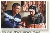  ??  ?? Dar Yasin, AP photograph­er shows Khushboo Jan her pictures, which went viral on social media.