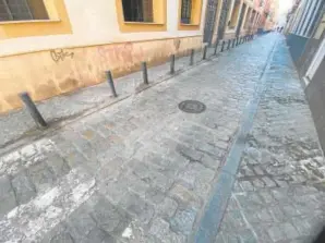  ?? ?? Manchas de orín en el pavimento de la calle Torres, en la Macarena // ABC