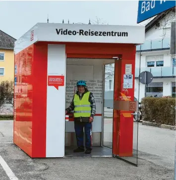  ?? Foto: Kathrin Elsner ?? Am Bahnhof von Bad Wörishofen gibt es keinen herkömmlic­hen Fahrkarten­schalter. Tickets können im Video-Reisezentr­um gelöst werden. Rainhold Jopp hat sich an diese Art des Fahrkarten­kaufs mittlerwei­le gewöhnt.