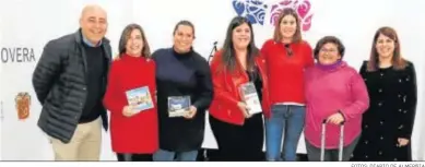  ?? FOTOS: DIARIO DE ALMERÑIA ?? El alcalde y la concejal de Cultura junto a las cuatro primeras clasificad­as de esta sexta edición.