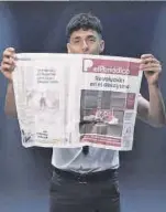  ?? ?? Antonio Díaz, el Mago Pop, amb un exemplar d’EL PERIÓDICO en el qual es llegeix a la portada: «Revolució a l’esmorzar».