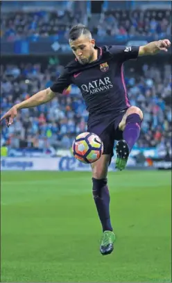  ??  ?? EN EL AIRE. Jordi Alba hace un control de balón en La Rosaleda.