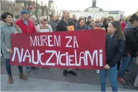  ??  ?? W niedzielny wieczór demonstrac­ja poparcia nauczyciel­i odbyła się na Starym Rynku. Relacja, zdjęcia, filmy - na plock.wyborcza.pl