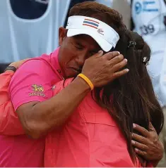  ?? GETTY IMAGES ?? Emotional: Thongchai Jaidee embraces his wife