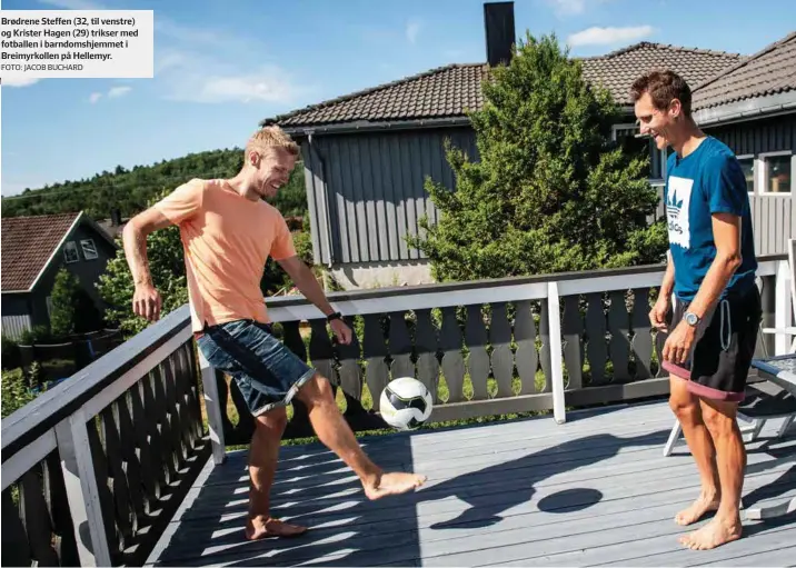  ?? FOTO: JACOB BUCHARD ?? Brødrene Steffen (32, til venstre) og Krister Hagen (29) trikser med fotballen i barndomshj­emmet i Breimyrkol­len på Hellemyr.