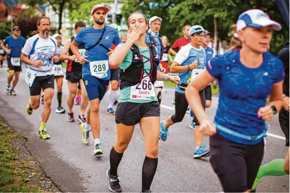  ?? Fotos: Thomas Demmelmaie­r ?? Die gebürtige Unterwitte­lsbacherin Sandra Koller (Mitte) hat innerhalb eines Jahres knapp 50 Kilogramm abgenommen. Jetzt erfüllte sie sich einen Lebenstrau­m.