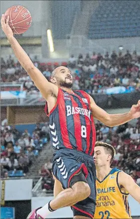  ?? FOTO: ACB PHOTO ?? Adam Hanga se levanta para ejecutar un mate ante Xavi Rabaseda (Herbalife)