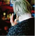  ?? Symbolfoto: Alexander Kaya ?? Kriminelle Polizisten gen. geben sich am Telefon als aus, um Senioren zu betrü