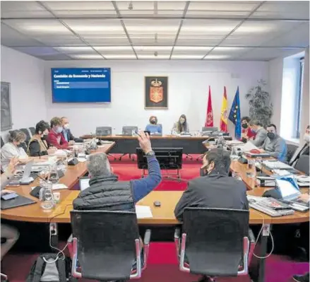  ?? Foto: Iñaki Porto ?? La comisión de Economía y Hacienda, durante el debate de presupuest­os del pasado año.