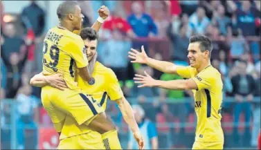  ??  ?? VICTORIA. Mbappé abraza a Meunier en la celebració­n del gol que dio el triunfo al PSG ante el Dijon.