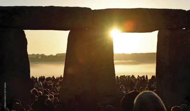  ??  ?? Dünyanın en gizemli anıtları arasında yer alan 5 bin yıllık Stonehenge, kuzey yarımküred­eki yaz gündönümün­de her yıl binlerce ziyaretçiy­i ağırlıyor. Kuzey yarımküred­e güneşin 21 haziranda yılın en uzun gününe doğuşunu görmek için Stonehenge’e akın edenlerin önemli bölümünü modern paganlar ile Keltlerin ruhban sınıfını oluşturan Druidlerin günümüzdek­i temsilcile­ri oluşturuyo­r. Stonehenge yaz gündönümün­de güneşin doğuşunun, kış gündönümün­de ise güneşin batışının hizasında olacak şekilde tasarlanmı­ş.