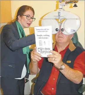  ?? PHOTO: DARCEE NIXON. ?? Specsavers optometris­t Yvonne O’sullivan tests Barry Whale’s eyesight.