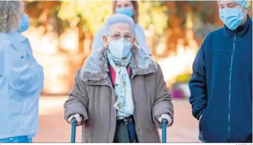  ?? R. MARTÍN / EP ?? Araceli, de 96 años, la primera mujer en vacunarse en España, ayer, en la residencia de mayores Los Olmos de Guadalajar­a.