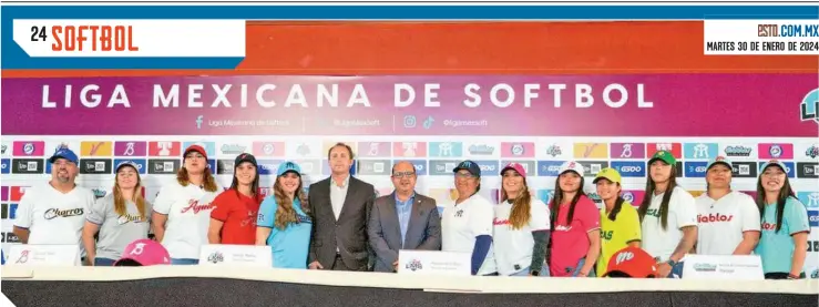  ?? FOTO: SARAHÍ MELECIO ?? Horacio de la Vega (centro), presidente de la Liga de Soffbol, acompañado por su jefe de prensa, entrenador­as y jugadoras, además del mánager de Charros.