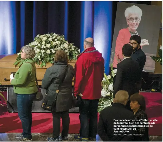  ??  ?? En chapelle ardente à l’hôtel de ville de Montréal hier, des centaines de personnes se sont recueillie­s devant le cercueil de Janine Sutto.