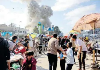  ?? AFP ?? Israel bombardeó la zona del mercado de Firas en la ciudad de Gaza