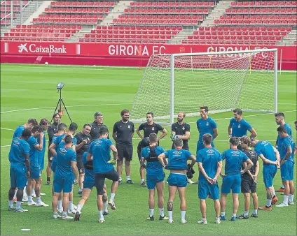  ?? FOTO: PERE PUNTÍ ?? Eusebio da indicacion­es a sus jugadores en el entrenamie­nto previo al enfrentami­ento contra el Celta