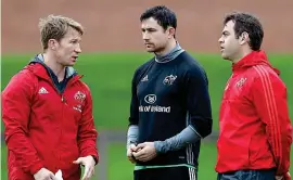  ?? INPHO ?? Talking tactics: Munster head coach Johann van Graan (right) with assistants Jerry Flannery (left) and Felix Jones
