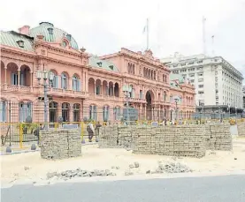  ??  ?? Frente a la Rosada. Allí desembocar­á el eje central de la plaza.