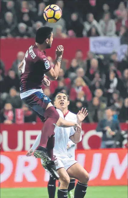  ?? FOTO: EFE ?? Mauro Dos Santos despeja un balón de cabeza en el partido ante el Sevilla donde fue titular junto a Florian Lejeune