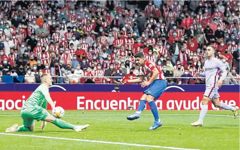  ?? REUTERS ?? Atletico Madrid’s Luis Suarez, centre, scores their second goal against Barcelona at the Wanda Metropolit­ano stadium.