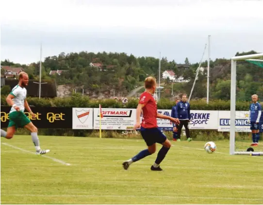  ??  ?? BOM: Her kunne Express ha avgjort kampen, men skuddet på åpent mål på stillingen 1–0 endte utenfor.