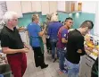  ?? FOTO: BÜRGERVERE­IN ?? In der Küche der Arbeiterwo­hlfahrt kochen Deutsche und Flüchtling­e gemeinsam.