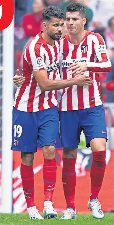  ??  ?? Diego Costa y Morata celebran un gol del Atlético durante la temporada pasada.