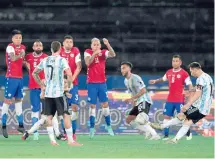  ?? /AFP ?? Liones Messi marcó de tiro libre en el empate 1-1.