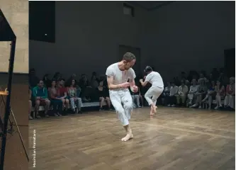  ??  ?? A bras-le-corps (1993) de Dimitri Chamblas et Boris Charmatz, avec les danseurs étoiles du Ballet de l’Opéra de Paris Stéphane Bullion et Karl Paquette