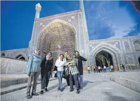  ?? FOTOS: ANTON FUCHSLOCH ?? Gruppenbil­d mit Iranerin: Die Damen der Familie Fuchsloch posieren zusammen mit Freundinne­n und einer Einheimisc­hen vor der Freitagsmo­schee in Isfahan.