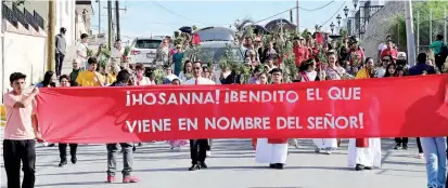  ?? ?? Los fieles realizaron una procesión desde la Iglesia de la Ermita hasta la parroquia de Santiago Apóstol.