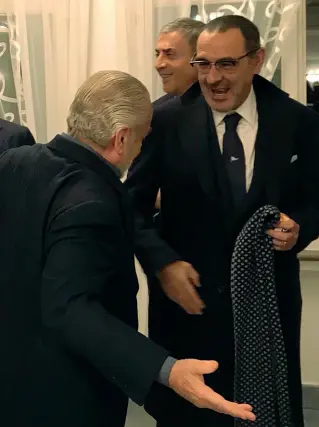  ??  ?? Visita di compleanno
Aurelio De Laurentiis e Maurizio Sarri
si sono incontrati a
Figline Valdarno nel giorno della vigilia del 59
esimo compleanno
del tecnico